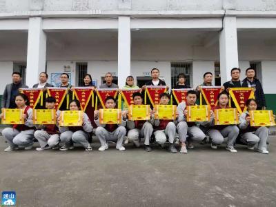 实验中学举行3月份文明班级颁奖仪式  