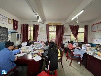 闯王镇在送课中促教师成长
