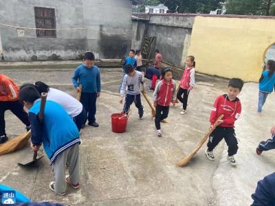 厦铺小学开展“争做环保小卫士”义务大扫街活动