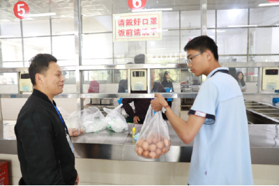 县职业教育中心：食堂盈利返学生爱心鸡蛋