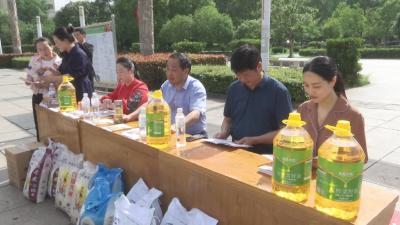 V视 | 县发改局开展“粮食科技活动周”宣传活动  