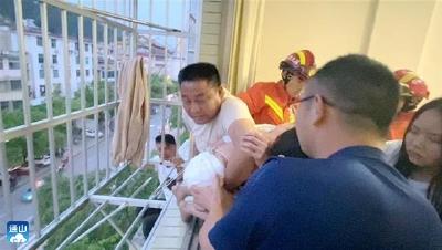 惊险！通山2岁女童头被卡防盗窗悬在半空 邻居化身“托举哥”相救