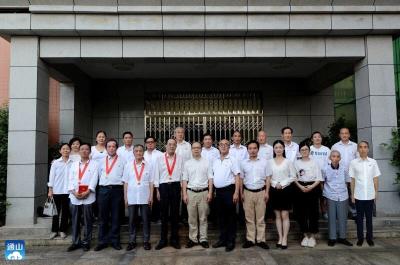 通山县委党校举行“光荣在党50年”纪念章颁发仪式