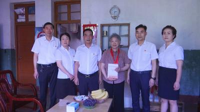 V视丨通山县自然资源和规划局为50年以上党龄老党员颁发纪念章  