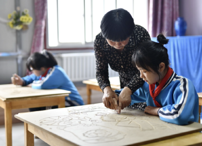 校园“延时服务”来了 课后“三点半”难题有何改善？