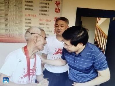 通山县公共检验检测中心走访慰问“光荣在党50年”老党员