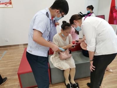 通山县税库银三方联合宣传城乡居民社保费征缴工作