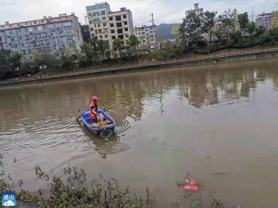 县城管局：打捞清理河道垃圾  营造生态水环境