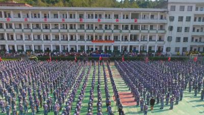 V视 | 县实验中学七年级新生举行国防教育活动