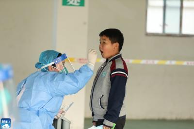 迎宾路小学：核酸检测入校园  筑牢学校防疫墙