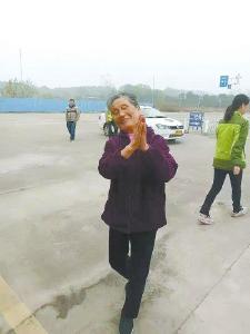80岁老太太科三考试“一把过” 网友直呼太励志 