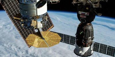 国际空间站受太空垃圾威胁 俄宇航员进联盟号飞船躲避