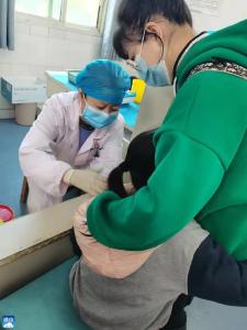 通羊五小积极开展学生疫苗接种  共建校园 “防护墙”