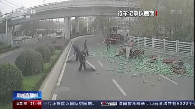 暖心！半挂车侧翻 公交司机带众人清理