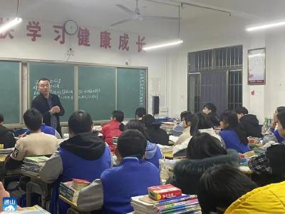 兼职进课堂 解难显担当 ——杨芳林乡中心学校领导下沉学校带主课  