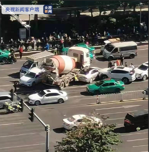 广州一水泥搅拌车与多车发生碰撞 涉事人称驾驶时身体不适 