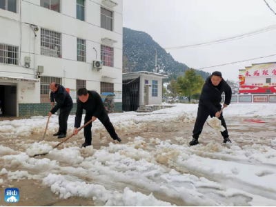 【众志成城抗冰雪】大畈镇：党员群众齐上阵 扫雪除冰暖人心