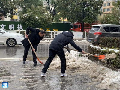 【众志成城抗冰雪】县税务局：撸起袖子齐动手 扫雪除冰暖人心 