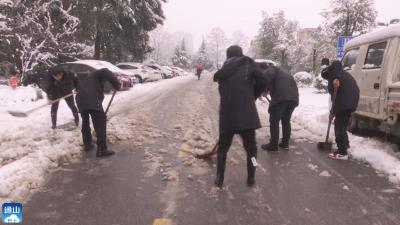 【众志成城抗冰雪】V视 | 通山县城管局：铲除道路积雪 确保安全出行