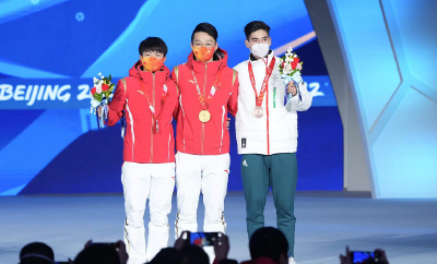 自豪！一天，两次国歌，三面国旗！