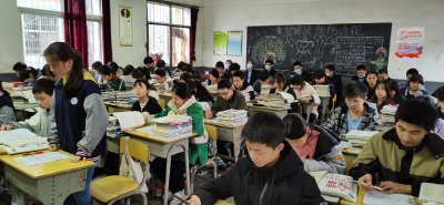 县教育局领导到湄港学校开展“推门听课”活动