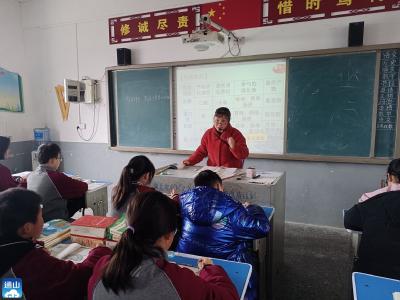 通山县教育局深入九宫山镇中学调研