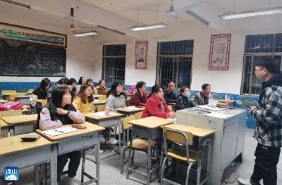 “实践教学手段，提高教学水平”——杨林中学开展说课比赛
