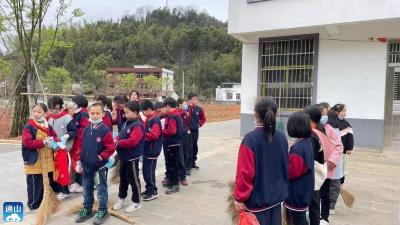 大畈镇下杨小学开展“学雷锋”活动