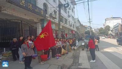 洪港小学开展义务扫街活动