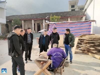 通山九宫山镇：古稀老人坚守木雕手艺50余年