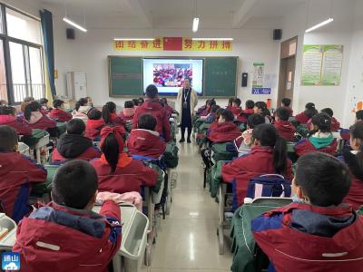 迎宾路小学开展学生“文明就餐”主题队会