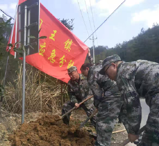 闯王镇：“绿色队伍”义务植树添新绿