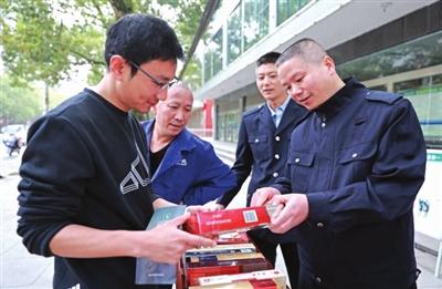 咸宁日报——通山县烟草专卖局开展“3·15”法治宣传活动