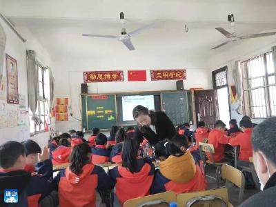 九宫山镇中心学校举行“同课异构”促“双减”小学数学优质课竞赛活动