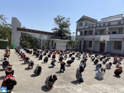 大畈镇板桥小学开展地震逃生应急演练