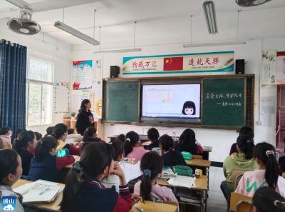 关爱女孩，守护花开——西泉小学举办高年级女生青春期知识讲座