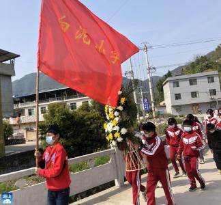 大畈镇白泥小学举行“先烈精神永不忘  红色基因代代传”清明祭扫活动