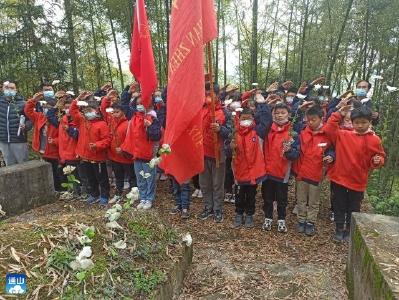  九宫山镇一小举行清明节扫墓活动