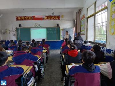 洪港中学：潜心教研勤探索 引领教学促提升