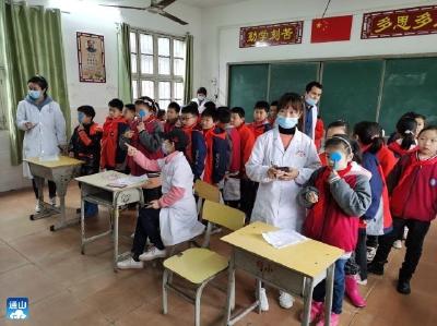 九宫山镇一小开展学生视力筛查工作