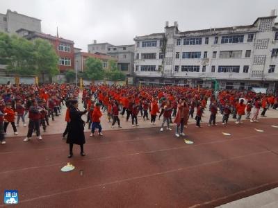 九宫山镇一小：推出“武”动活力  少年风姿——校园武术操