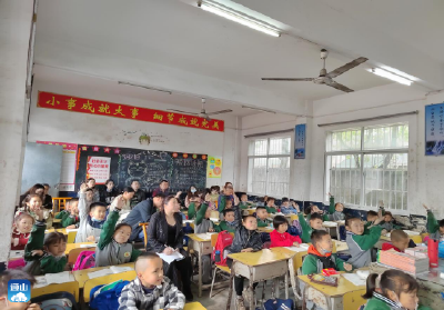 杨芳林乡中心学校一行来到杨芳小学指导教学工作