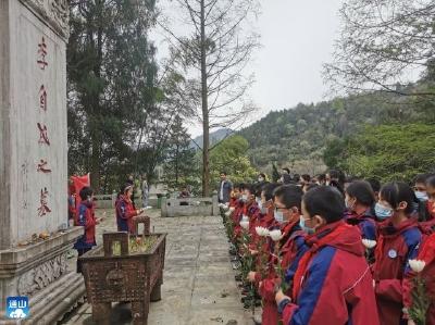 闯王镇中心小学：清明祭扫  爱心敬老