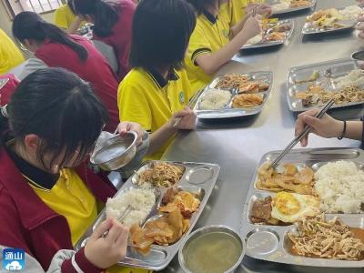 实验中学：爱心午餐  助力中考