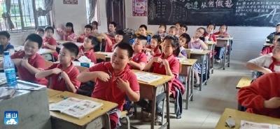 九宫山镇一小开展“课前一支歌”主题活动