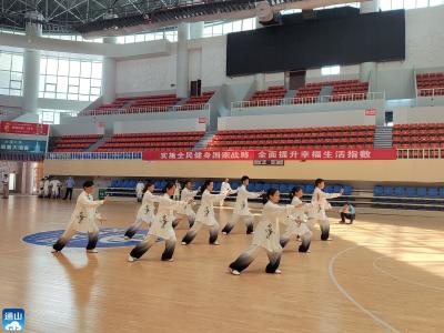 县职教中心太极拳（剑）代表队在通山县第九届太极拳（剑）“卫健杯”邀请赛上勇夺第二名