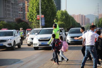 长江云——【图文】 通山：“警校家”护学岗  撑起校门口安全与文明