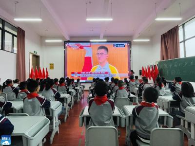 迎宾路小学少先队员观看庆祝中国共产主义青年团成立100周年大会直播  