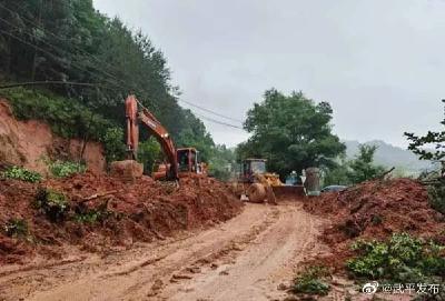 福建武平：暴雨引发山体滑坡致8人死亡