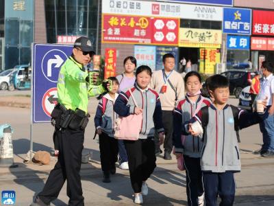 V视丨通山：“警校家”护学岗 撑起校门口安全与文明